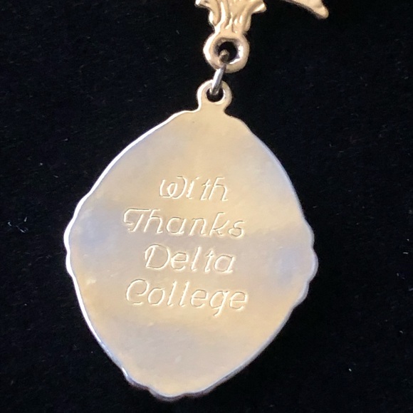 Vintage gold tone BROOCH Pin with faux pearl- etched ‘B’ in script - Picture 5 of 5